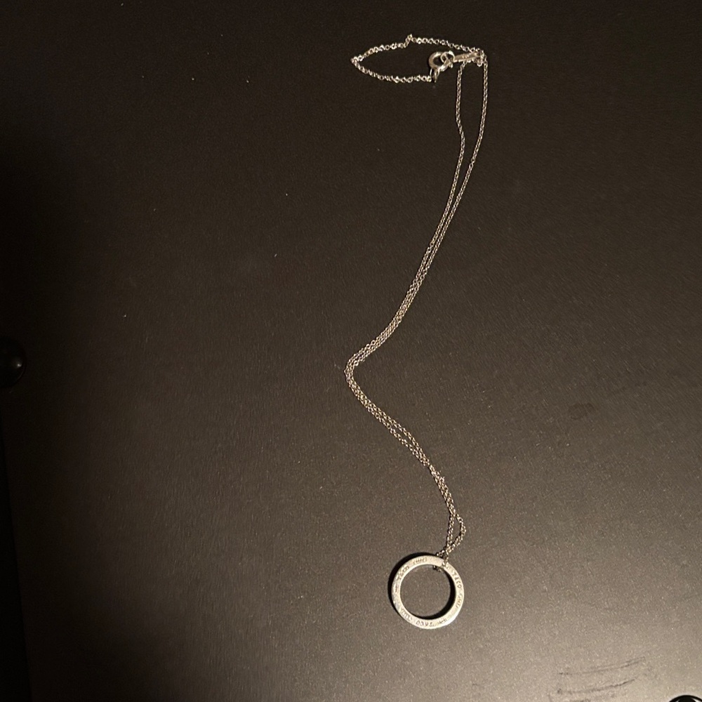 J27 TIFFANY AND CO Elegant Silver Circle Pendant Necklace